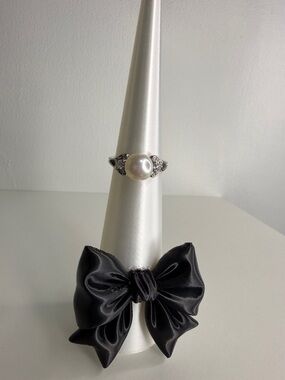 Avon Sterling Silver Pearl Ring - with original box (2011) size 6